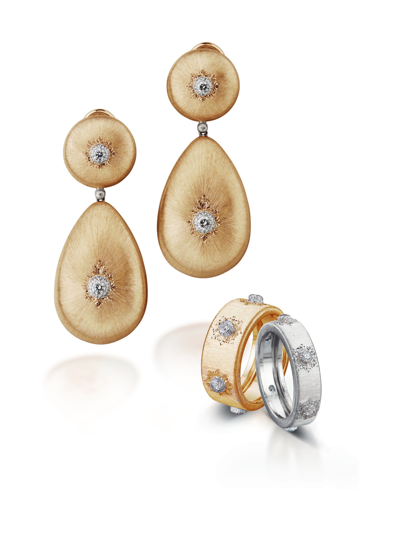 Macri Classica hanger oorbellen en bijpassende ringen bezet met diamanten