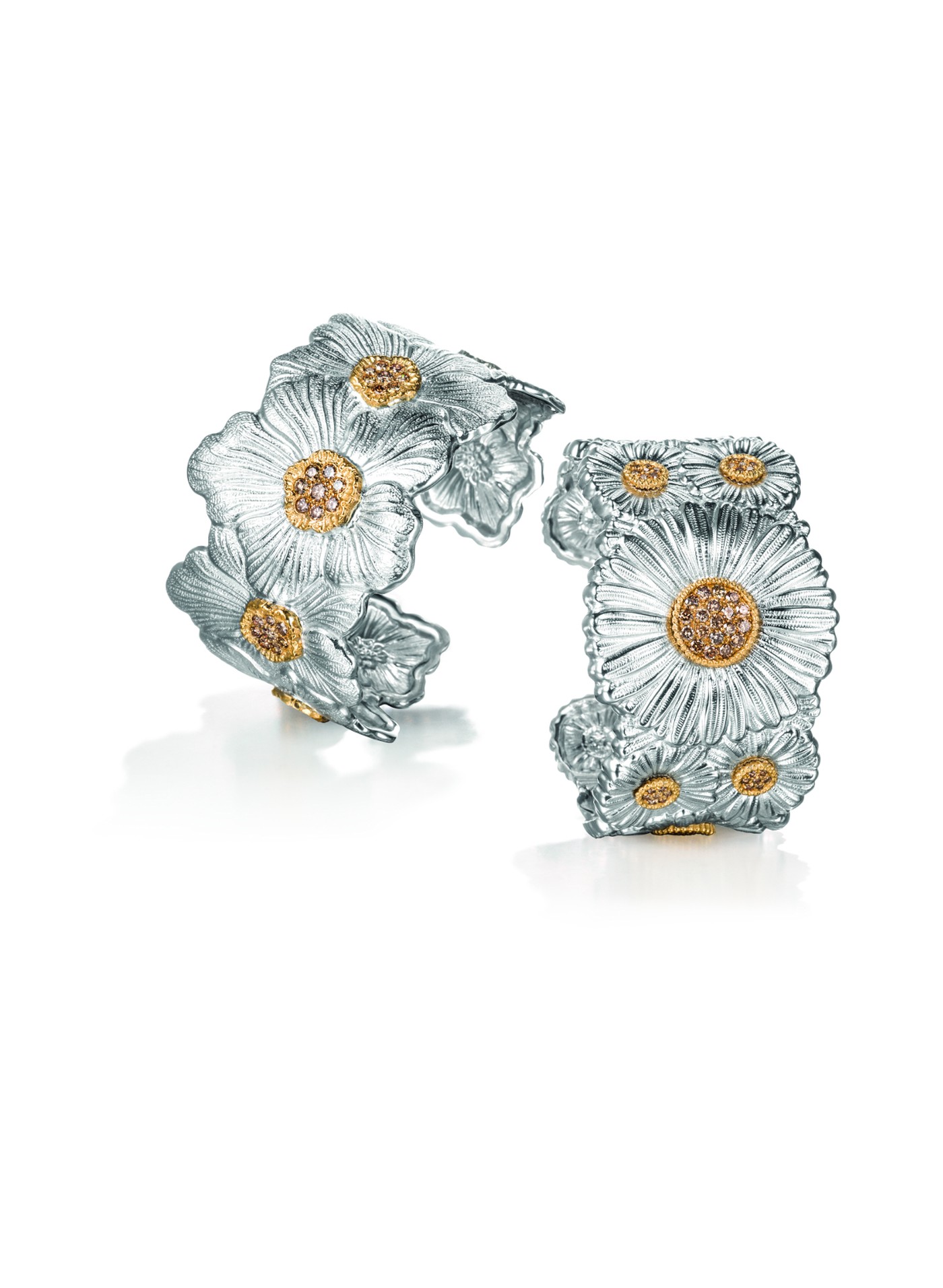 map[en:Blossoms Daisy and Gardenia bracelets in silver with vermeil and brown diamonds fr:Bracelets Blossoms Daisy et Gardenia en argent et vermeil sertis de diamants bruns nl:Blossoms Daisy en Gardenia ringen in zilver met vermeil en bruine diamanten]